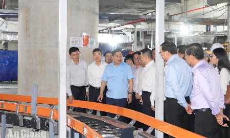 Phó Thủ tướng Thường trực Chính phủ Phạm Gia Túc cùng lãnh đạo Tỉnh ủy, UBND tỉnh An Giang kiểm tra tiến độ một số công trình, dự án trọng điểm phục vụ Hội nghị Cấp cao APEC tại Phú Quốc. Ảnh: Báo An Giang.