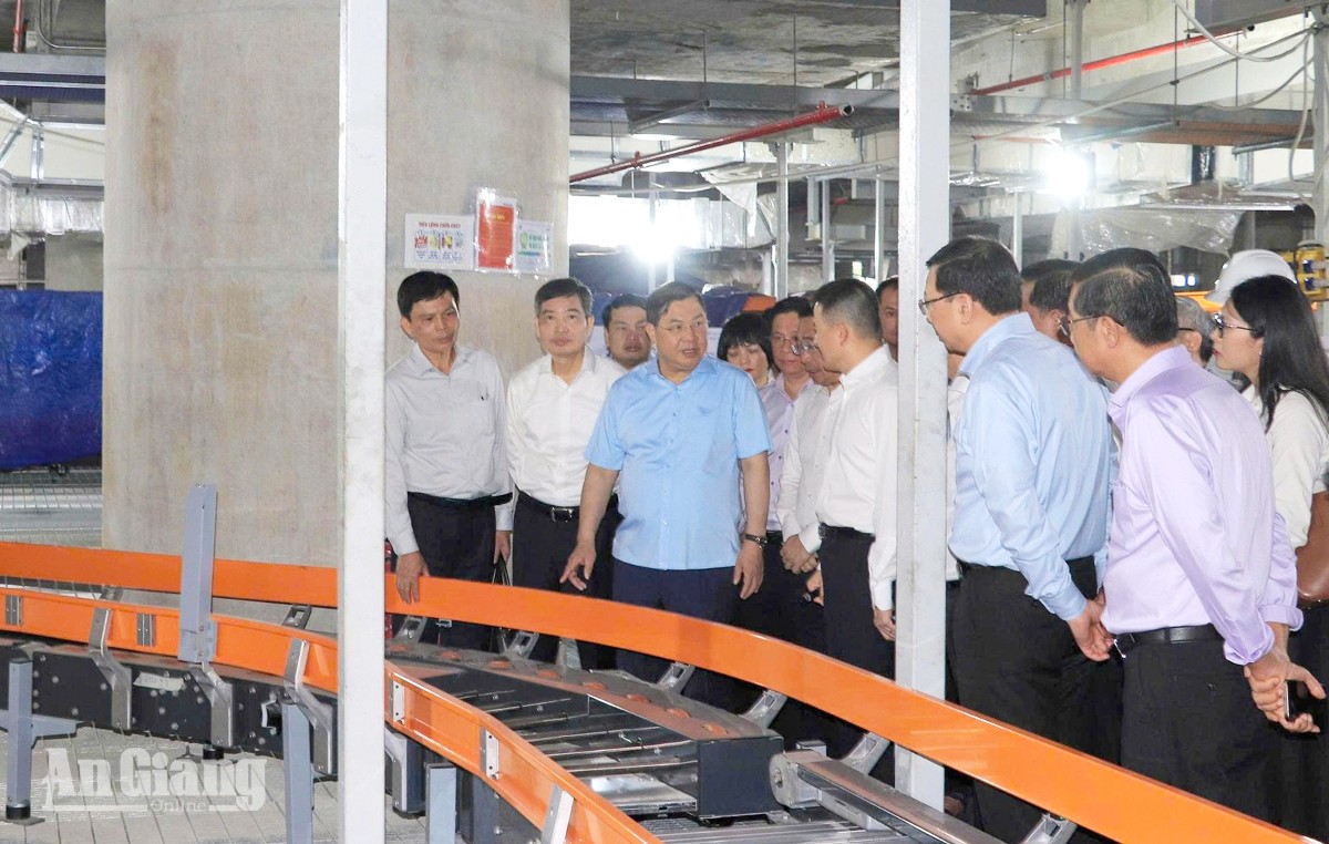 Phó Thủ tướng Thường trực Chính phủ Phạm Gia Túc cùng lãnh đạo Tỉnh ủy, UBND tỉnh An Giang kiểm tra tiến độ một số công trình, dự án trọng điểm phục vụ Hội nghị Cấp cao APEC tại Phú Quốc. Ảnh: Báo An Giang.