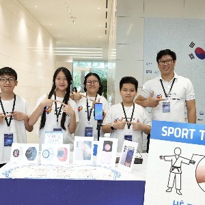 Đội STE - Sport Tech Evoring, trường THCS & THPT Nguyễn Tất Thành - Thành phố Hà Nội, quán quân cuộc thi Samsung Solve for Tomorrow 2025, khối THCS. Ảnh: Samsung Việt Nam cung cấp.