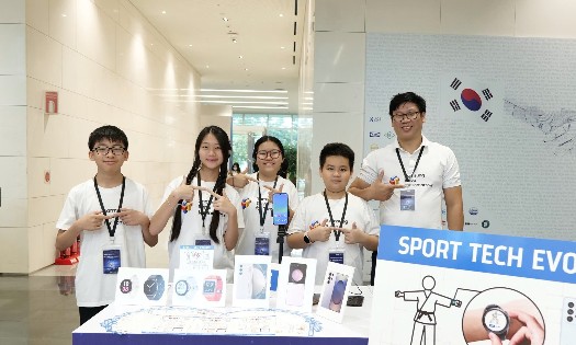 Đội STE - Sport Tech Evoring, trường THCS & THPT Nguyễn Tất Thành - Thành phố Hà Nội, quán quân cuộc thi Samsung Solve for Tomorrow 2025, khối THCS. Ảnh: Samsung Việt Nam cung cấp.