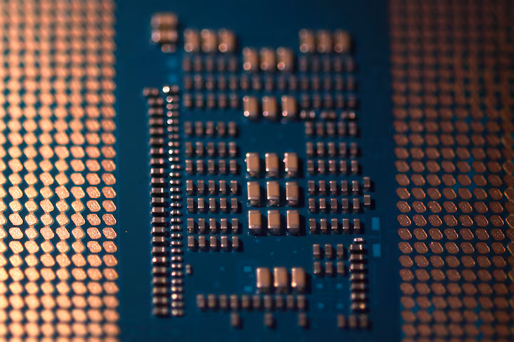 Hình ảnh bo mạch chủ và chip máy tính trong bức ảnh này được chụp ngày 25 tháng 8 năm 2025. Ảnh: REUTERS