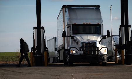 Giá dầu diesel trở thành bài toán khó với Tổng thống Trump