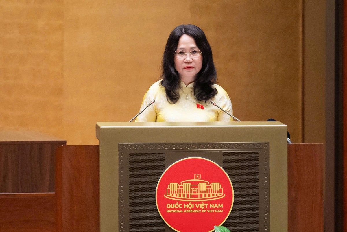 Bộ trưởng Bộ Văn hóa, Thể thao và Du lịch Lâm Thị Phương Thanh trình bày Tờ trình tóm tắt dự án Luật sửa đổi, bổ sung một số điều của Luật Xuất bản. Ảnh: Cổng thông tin điện tử Quốc hội.
