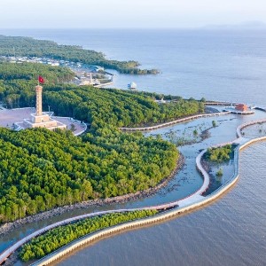 Là tỉnh cực Nam của Tổ quốcvơiba mặt giáp biển, Cà Mau sở hữu hệ sinh thái tự nhiên đa dạng gồm rừng ngập mặn, vùng nước lợ ven biển, bãi bồi ven biển, nguồn thủy hải sản phong phu. Ảnh: Hòa Bình VN