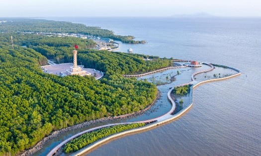 Là tỉnh cực Nam của Tổ quốcvơiba mặt giáp biển, Cà Mau sở hữu hệ sinh thái tự nhiên đa dạng gồm rừng ngập mặn, vùng nước lợ ven biển, bãi bồi ven biển, nguồn thủy hải sản phong phu. Ảnh: Hòa Bình VN