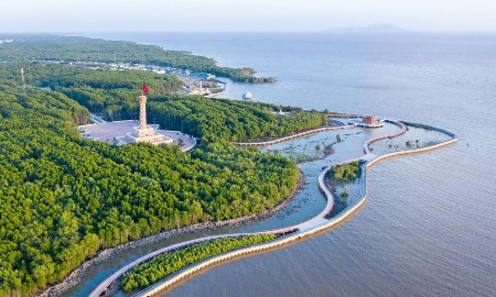 Là tỉnh cực Nam của Tổ quốcvơiba mặt giáp biển, Cà Mau sở hữu hệ sinh thái tự nhiên đa dạng gồm rừng ngập mặn, vùng nước lợ ven biển, bãi bồi ven biển, nguồn thủy hải sản phong phu. Ảnh: Hòa Bình VN