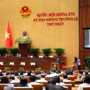 Quốc hội nghe Tờ trình và Báo cáo thẩm tra về dự án Luật sửa đổi, bổ sung một số điều của Luật Người lao động Việt Nam đi làm việc ở nước ngoài theo hợp đồng, sáng 5/8. Ảnh: Quốc hội.
