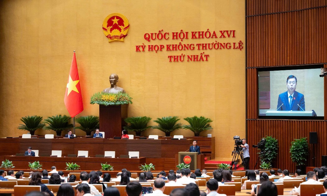 Quốc hội nghe Tờ trình và Báo cáo thẩm tra về dự án Luật sửa đổi, bổ sung một số điều của Luật Người lao động Việt Nam đi làm việc ở nước ngoài theo hợp đồng, sáng 5/8. Ảnh: Quốc hội.