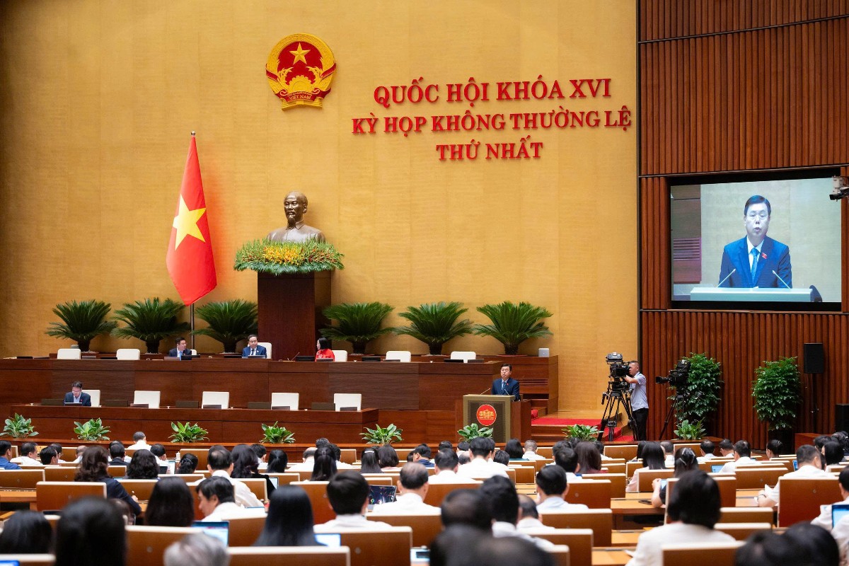 Quốc hội nghe Tờ trình và Báo cáo thẩm tra về dự án Luật sửa đổi, bổ sung một số điều của Luật Người lao động Việt Nam đi làm việc ở nước ngoài theo hợp đồng, sáng 5/8. Ảnh: Quốc hội.