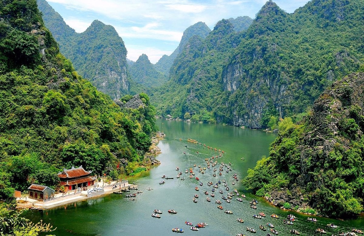 Ninh Bình giờ đây hội tụ 3 vùng sinh thái núi - đồng bằng - ven biển. Ảnh: Tripadvisor