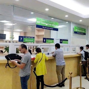 Làm thủ tục thanh toán chi phí khám chữa bệnh tại một bệnh viện ở Hà Nội. Ảnh: Thu Hằng.
