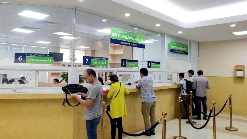 Làm thủ tục thanh toán chi phí khám chữa bệnh tại một bệnh viện ở Hà Nội. Ảnh: Thu Hằng.