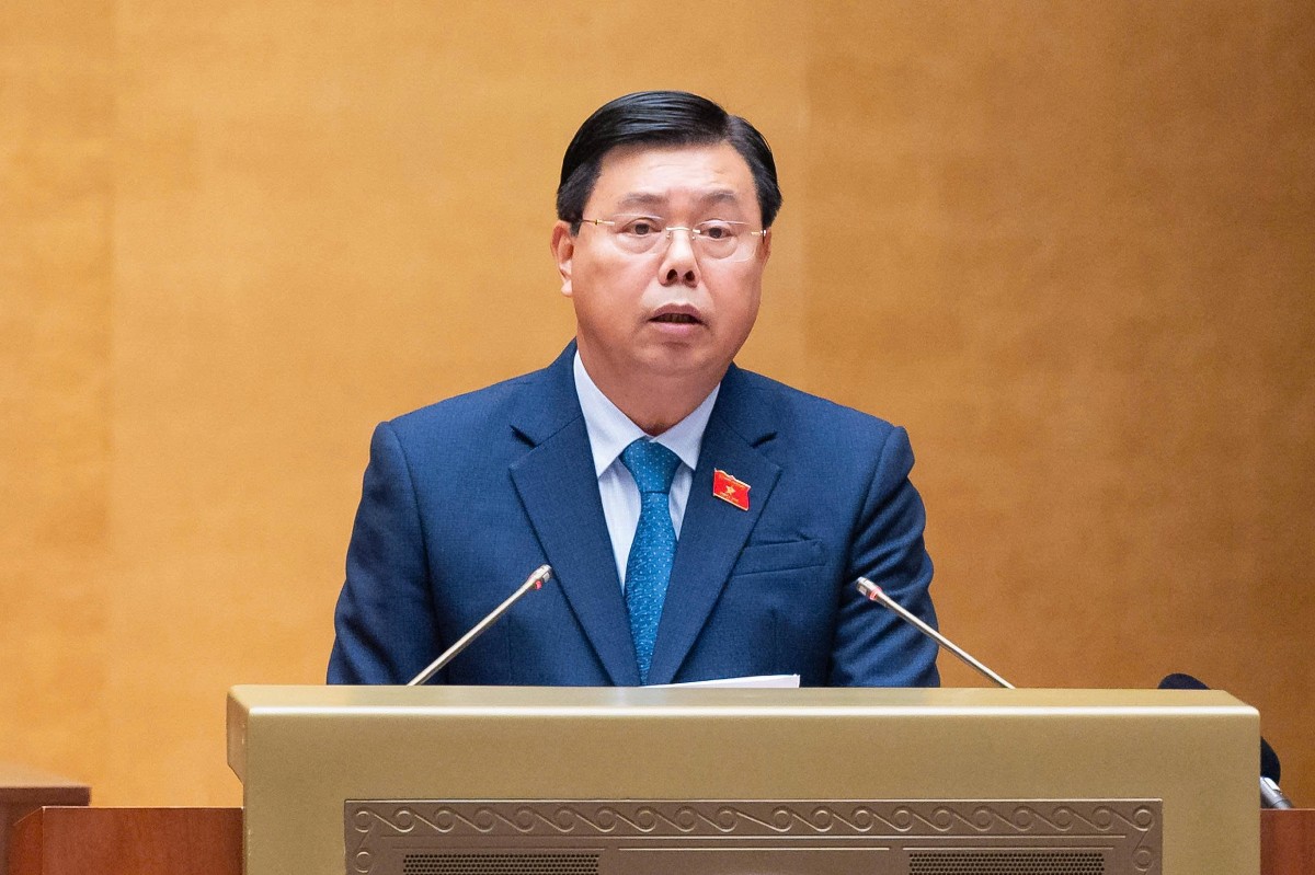 Bộ trưởng Bộ Nội vụ Nguyễn Tiến Hải trình bày Tờ trình tóm tắt về dự án Luật. Ảnh: Quốc hội.