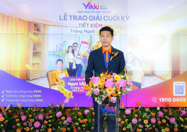 Ông Bùi Minh Hải, Giám đốc Ngân hàng Bán lẻ Vikki Digital Bank, phát biểu tại lễ trao giải cuối kỳ chương trình “Tiết kiệm Vikki – Trúng ngựa vàng ký”.