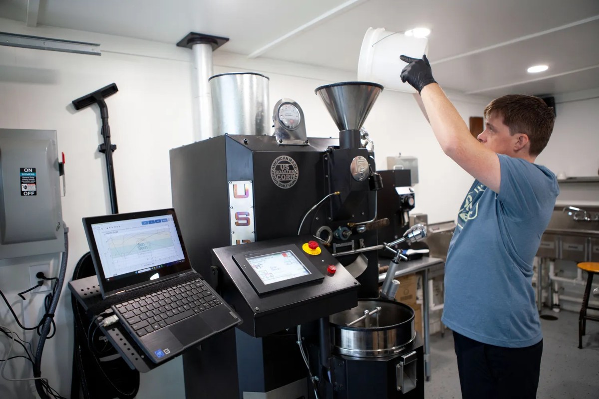 Rang cà phê vốn dĩ là một công đoạn gây ô nhiễm không nhỏ. Ảnh: Sun Bean Roastery