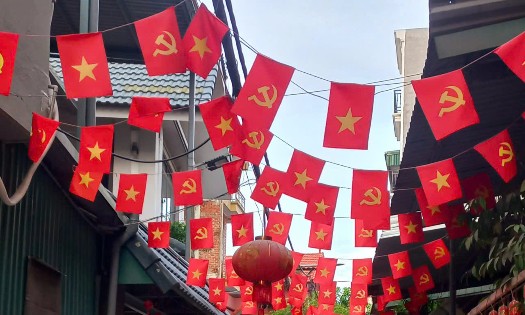 Một khu dân cư treo cờ đón tết. Ảnh: Thu Hằng.