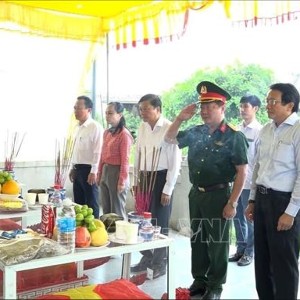 Đoàn công tác lãnh đạo tỉnh Quảng Trị đến dâng hương, dâng hoa tưởng niệm các anh hùng liệt sĩ tại Đền thờ Liệt sĩ Trung đoàn 88, Sư đoàn 308. Ảnh: TTXVN