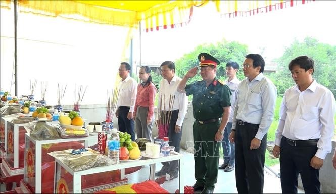 Đoàn công tác lãnh đạo tỉnh Quảng Trị đến dâng hương, dâng hoa tưởng niệm các anh hùng liệt sĩ tại Đền thờ Liệt sĩ Trung đoàn 88, Sư đoàn 308. Ảnh: TTXVN