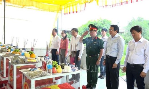 Đoàn công tác lãnh đạo tỉnh Quảng Trị đến dâng hương, dâng hoa tưởng niệm các anh hùng liệt sĩ tại Đền thờ Liệt sĩ Trung đoàn 88, Sư đoàn 308. Ảnh: TTXVN