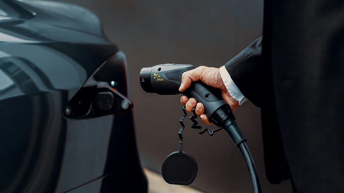 Đến năm 2030, hơn một triệu bộ pin xe điện (EV) có thể hết vòng đời sử dụng, trở thành một trong những dòng chất thải có tốc độ gia tăng nhanh nhất thế giới. Ảnh: Juice via Unsplash