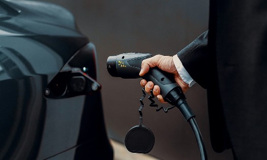 Đến năm 2030, hơn một triệu bộ pin xe điện (EV) có thể hết vòng đời sử dụng, trở thành một trong những dòng chất thải có tốc độ gia tăng nhanh nhất thế giới. Ảnh: Juice via Unsplash