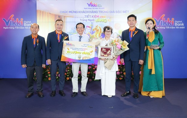 Vikki Digital Bank trao Giải Đặc biệt trị giá 10 lượng vàng SJC cho gia đình ông Lê Ngọc XXXXX, khách hàng Vikki Digital Bank Chi nhánh thành phố Huế.