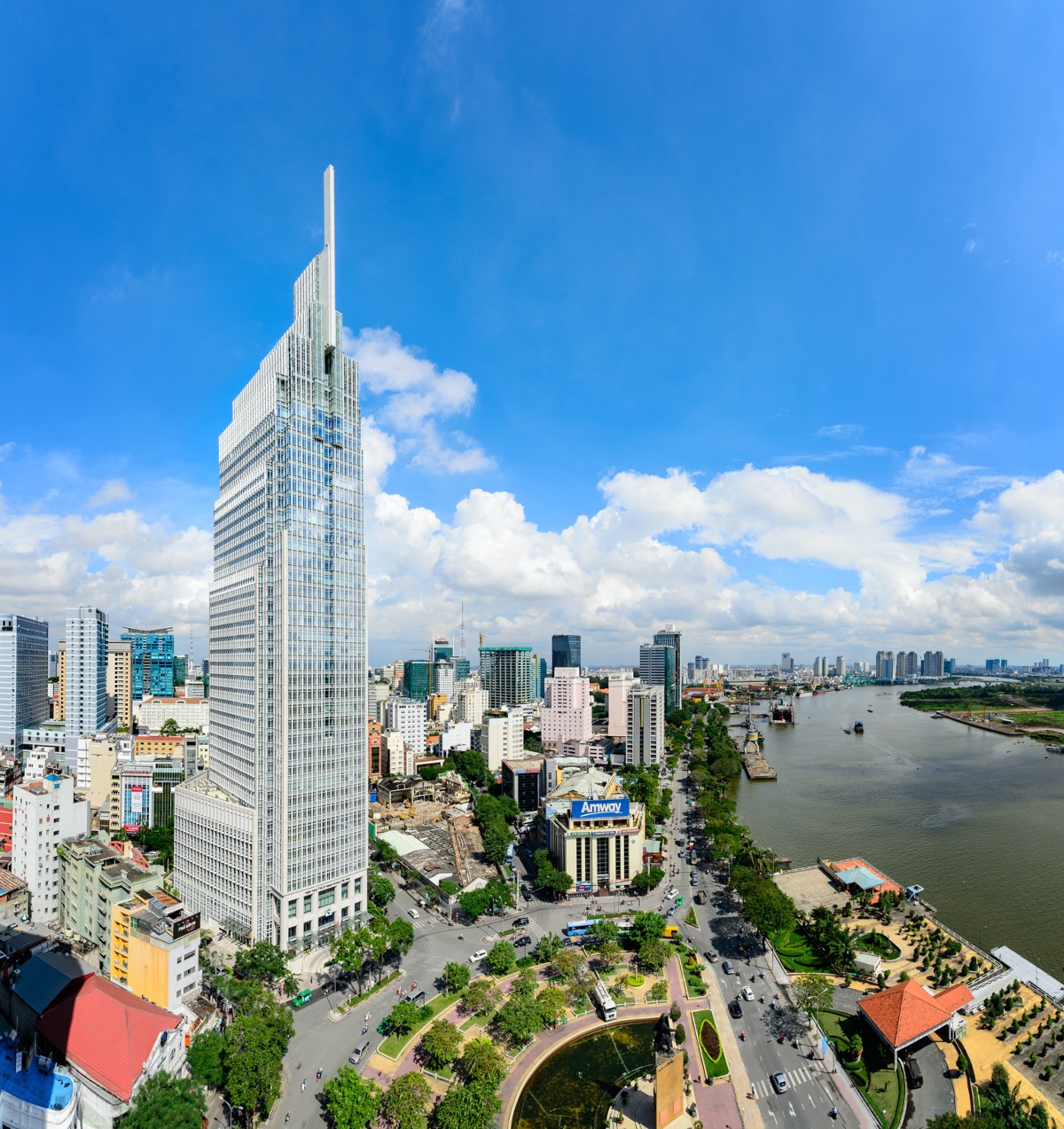 Vietcombank Tower trên skyline ven sông Sài Gòn, một dấu mốc dễ nhận diện trong không gian kinh doanh của trung tâm TP.HCM.