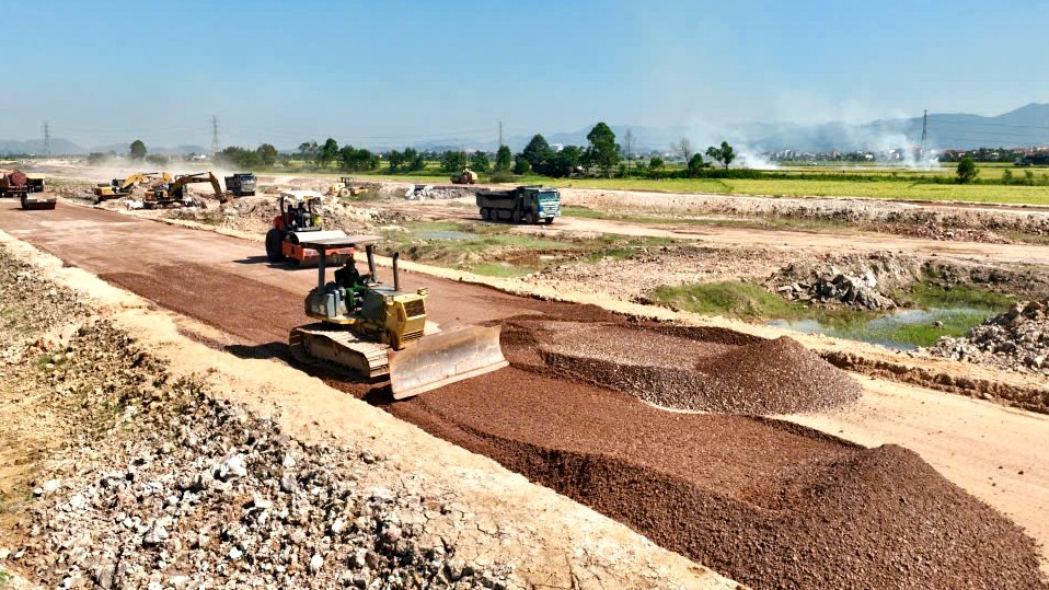 Dự án đường ven sông của Quảng Ninh có tổng mức đầu tư hơn 6.400 tỷ đồng đang được đẩy nhanh tiến độ. Ảnh: Quảng Ninh Media Group.