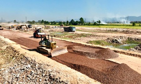 Dự án đường ven sông của Quảng Ninh có tổng mức đầu tư hơn 6.400 tỷ đồng đang được đẩy nhanh tiến độ. Ảnh: Quảng Ninh Media Group.
