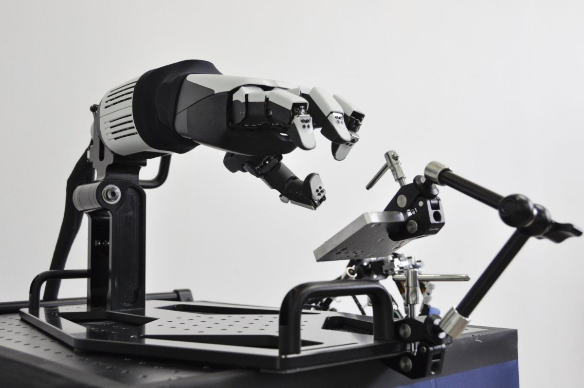 Bàn tay robot nhiều ngón do Honda Motor Co. phát triển được giới thiệu tại thành phố Wako, tỉnh Saitama, Nhật Bản. Ảnh: Kyodo