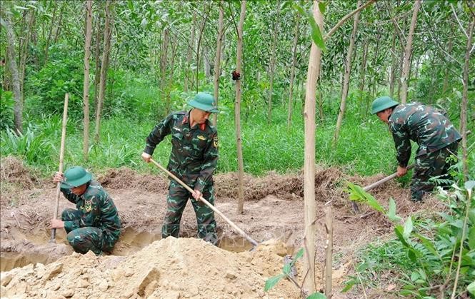Đội 584, Đội 589 (Bộ Chỉ huy Quân sự tỉnh Quảng Trị) cùng các lực lượng liên quan tìm kiếm tại những vị trí có dấu hiệu nghi vấn. Ảnh: TTXVN.