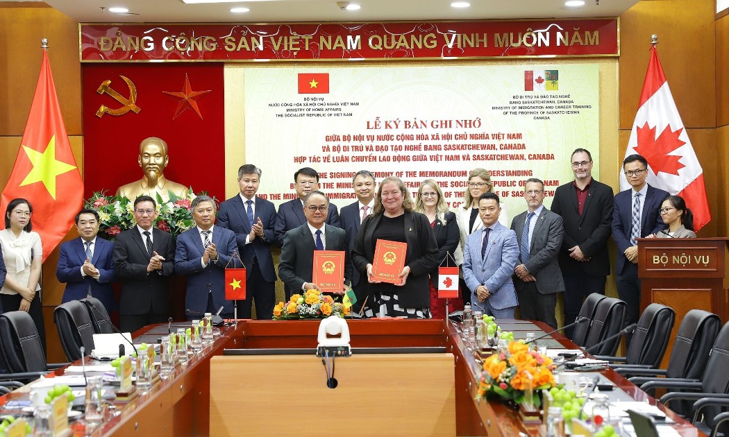 Bộ Nội vụ cùng đối tác Canada ký kết Bản ghi nhớ hợp tác về di chuyển lao động Việt Nam sang làm việc tại bang Saskatchewan, Canada. Ảnh: Bộ Nội vụ.
