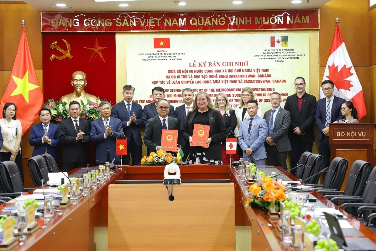 Bộ Nội vụ cùng đối tác Canada ký kết Bản ghi nhớ hợp tác về di chuyển lao động Việt Nam sang làm việc tại bang Saskatchewan, Canada. Ảnh: Bộ Nội vụ.