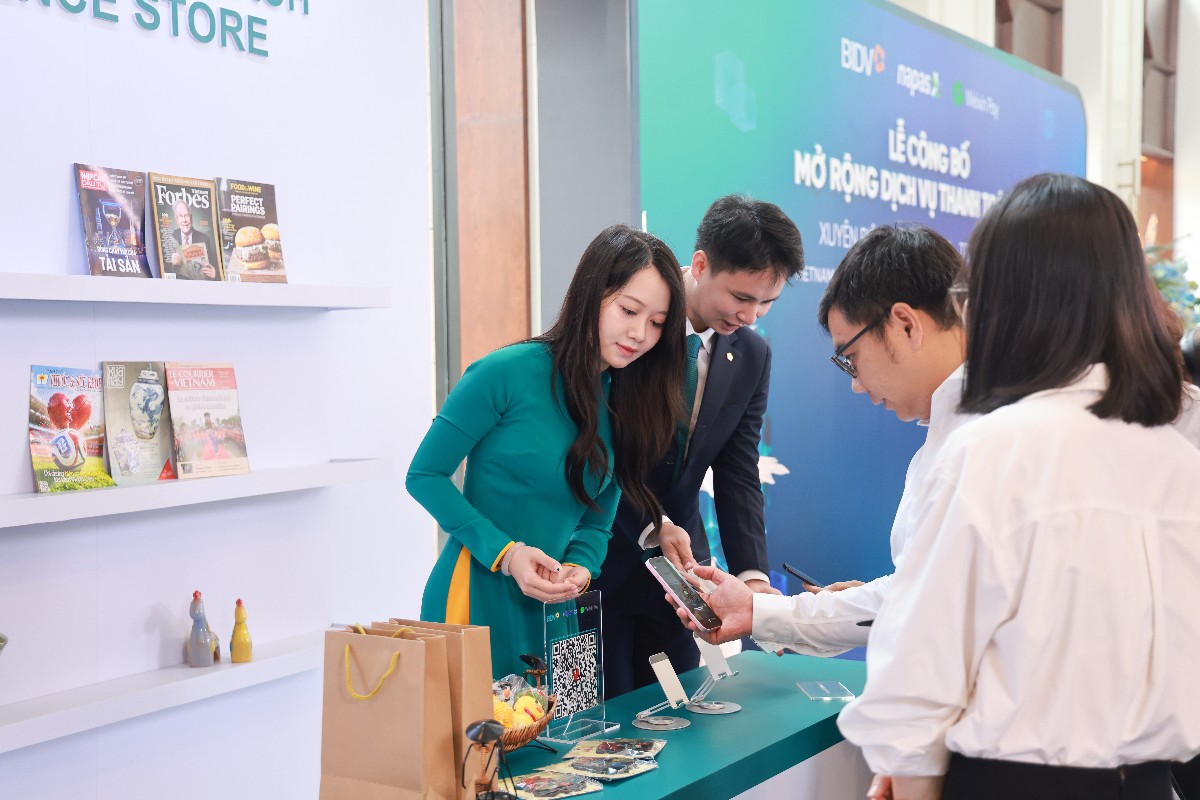 Khách hàng trải nghiệm dịch vụ tại sự kiện.