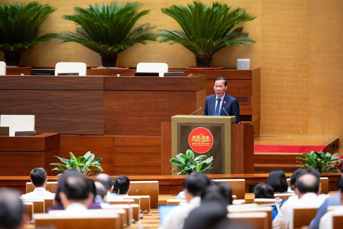 Chủ nhiệm Ủy ban Kinh tế và Tài chính Phan Văn Mãi trình bày Báo cáo thẩm tra tại phiên họp. Ảnh: Cổng thông tin điện tử Quốc hội.