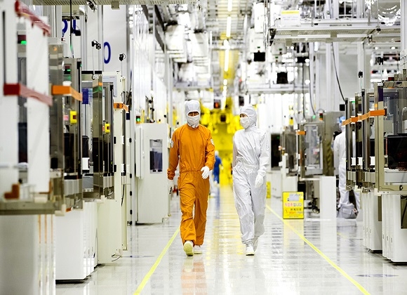 Nhân viên Samsung Electronics kiểm tra bên trong phòng sạch tại nhà máy của công ty ở Hwaseong, tỉnh Gyeonggi. Ảnh: Samsung Electronics&nbsp;