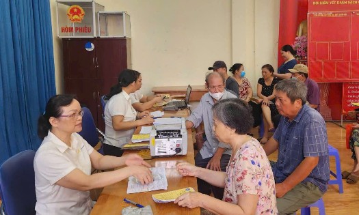 Người hưởng nhận chế độ trợ cấp về bảo hiểm xã hội. Ảnh: Thu Hằng.