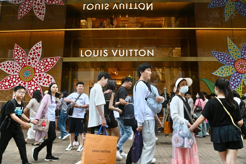 Nhu cầu mua sắm xa xỉ tại Trung Quốc nhìn chung vẫn ổn định hoặc chỉ nhích nhẹ. Ảnh: Getty Images