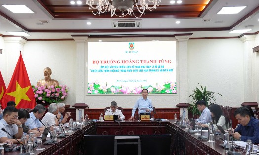 Bộ trưởng Hoàng Thanh Tùng chủ trì buổi làm việc. Ảnh: Cổng thông tin điện tử Bộ Tư pháp.