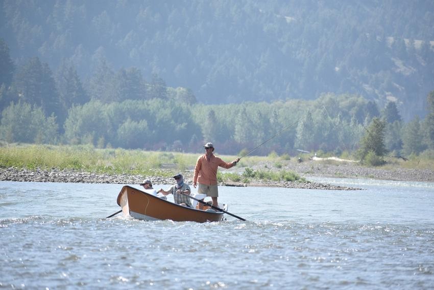 Một chiếc thuyền trôi chở những người câu cá ruồi trên sông Yellowstone, gần thị trấn Livingston, bang Montana. Ảnh: AP/Matthew Brown