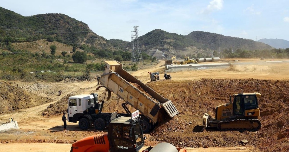 Thiếu vật liệu xây dựng, TP.HCM tính khai thác sâu mỏ đá, dùng cát biển thay thế