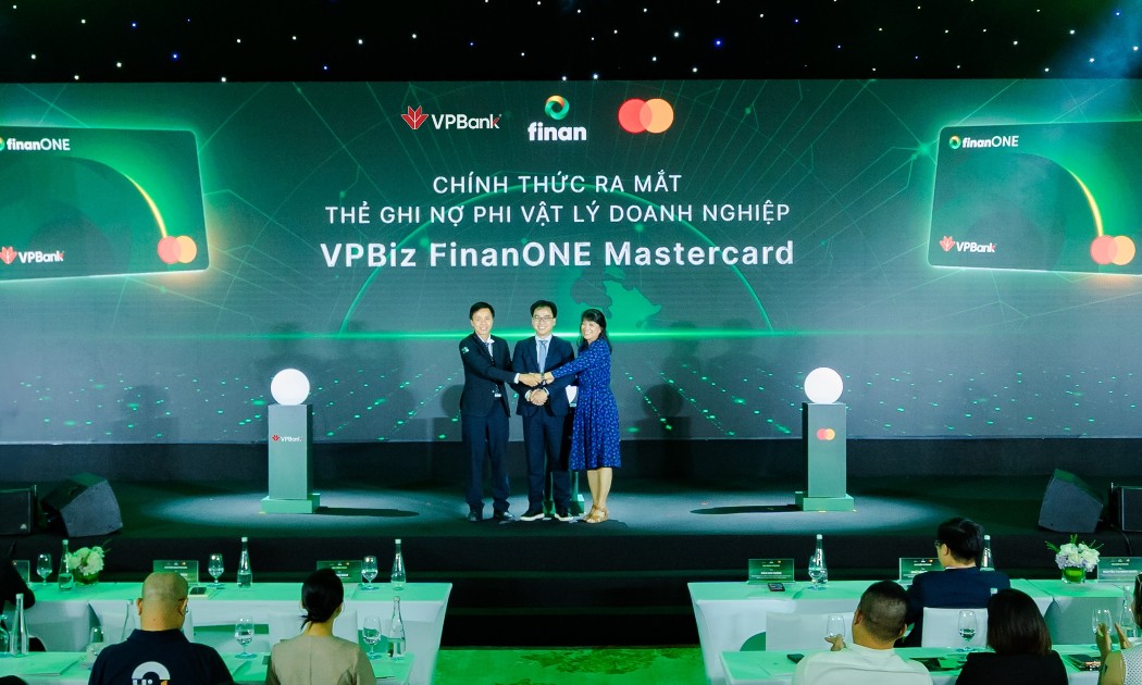 Đại diện VPBank, FINAN và Mastercard thực hiện nghi thức ra mắt dòng thẻ ghi nợ phi vật lý VPBiz FinanONE Mastercard.