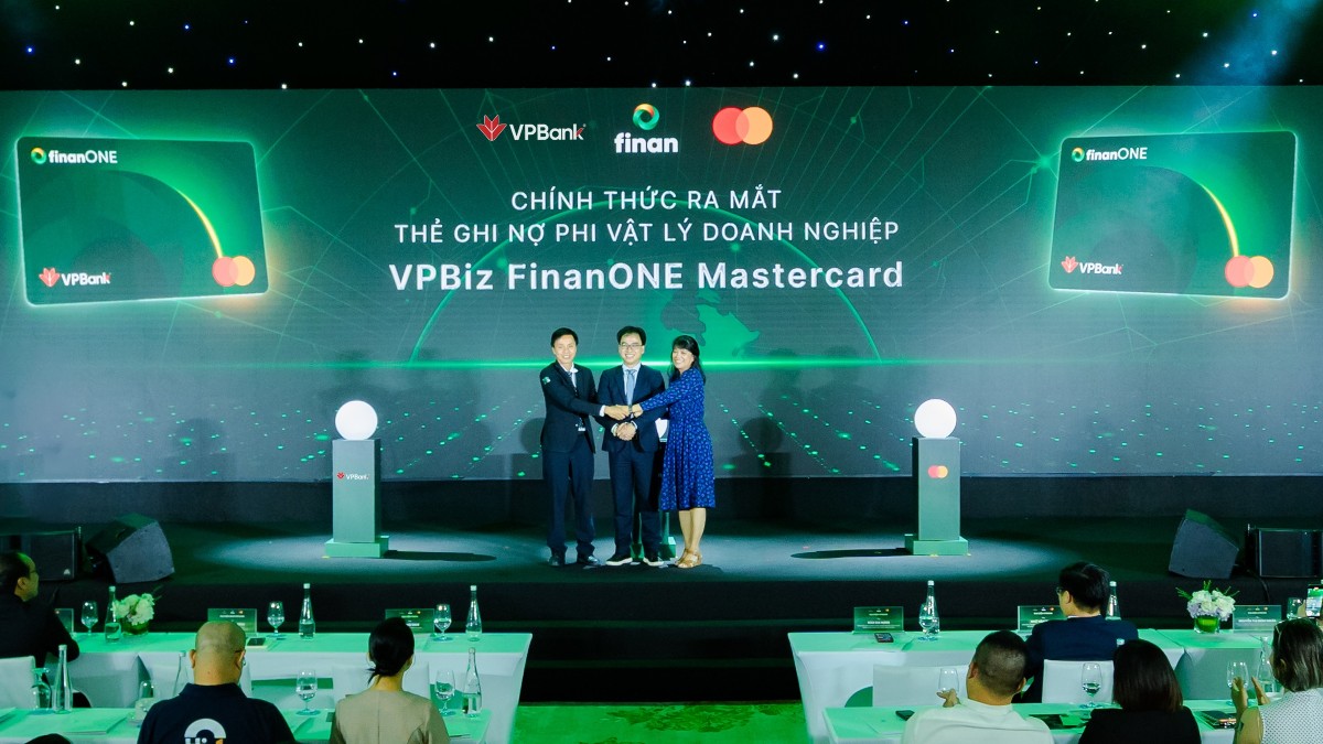 Đại diện VPBank, FINAN và Mastercard thực hiện nghi thức ra mắt dòng thẻ ghi nợ phi vật lý VPBiz FinanONE Mastercard.