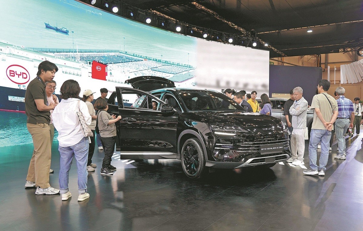 Khu vực trưng bày của BYD tại một triển lãm ở Hàn Quốc. Ảnh: XINHUA
