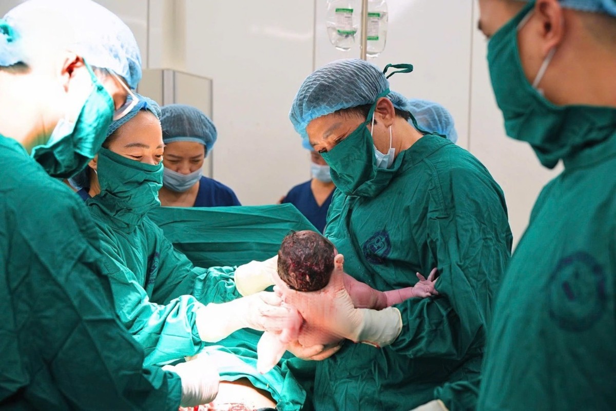 Tiếng khóc chào đời đầu tiên của em bé cất lên đúng thời khắc bệnh viện chính thức đi vào hoạt động. Ảnh: Bệnh viện Phụ sản Trung ương