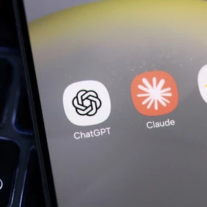 Các biểu tượng ứng dụng ChatGPT, Claude và Gemini. 