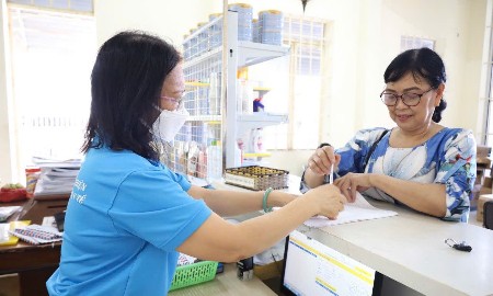 Người hưởng nhận chi trả lương hưu khi đủ điều kiện. Ảnh: Duy Nguyễn.