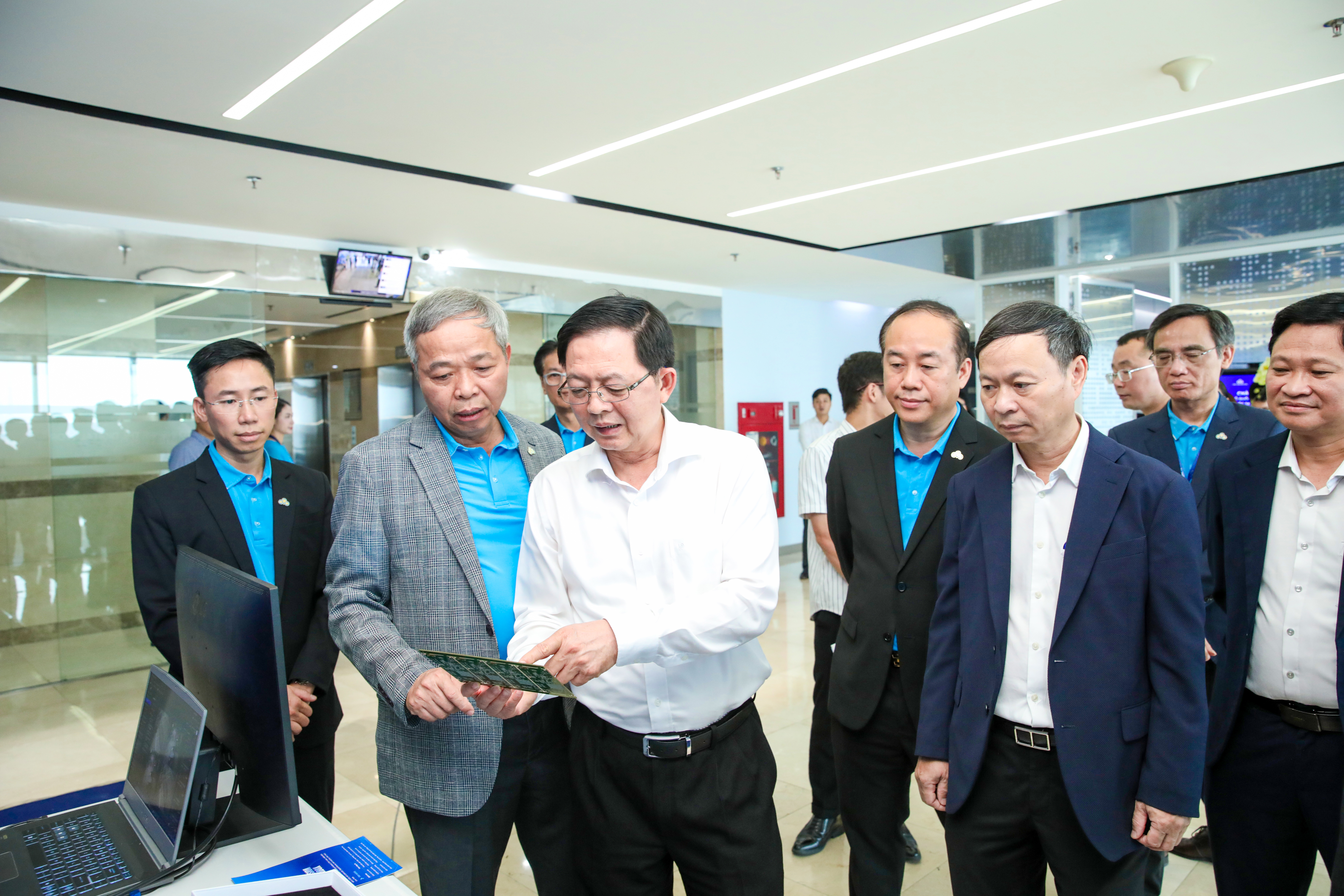 Phó Thủ tướng Hồ Quốc Dũng và Đoàn công tác tham quan khu vực trưng bày, tìm hiểu các sản phẩm, giải pháp công nghệ của CMC.