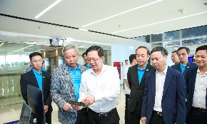 Phó Thủ tướng Hồ Quốc Dũng và Đoàn công tác tham quan khu vực trưng bày, tìm hiểu các sản phẩm, giải pháp công nghệ của CMC.