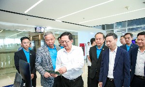 Phó Thủ tướng Hồ Quốc Dũng và Đoàn công tác tham quan khu vực trưng bày, tìm hiểu các sản phẩm, giải pháp công nghệ của CMC.